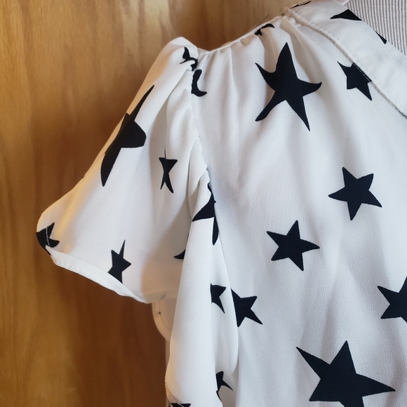 Star Print Top ✨ NWT - Picture 2 of 3